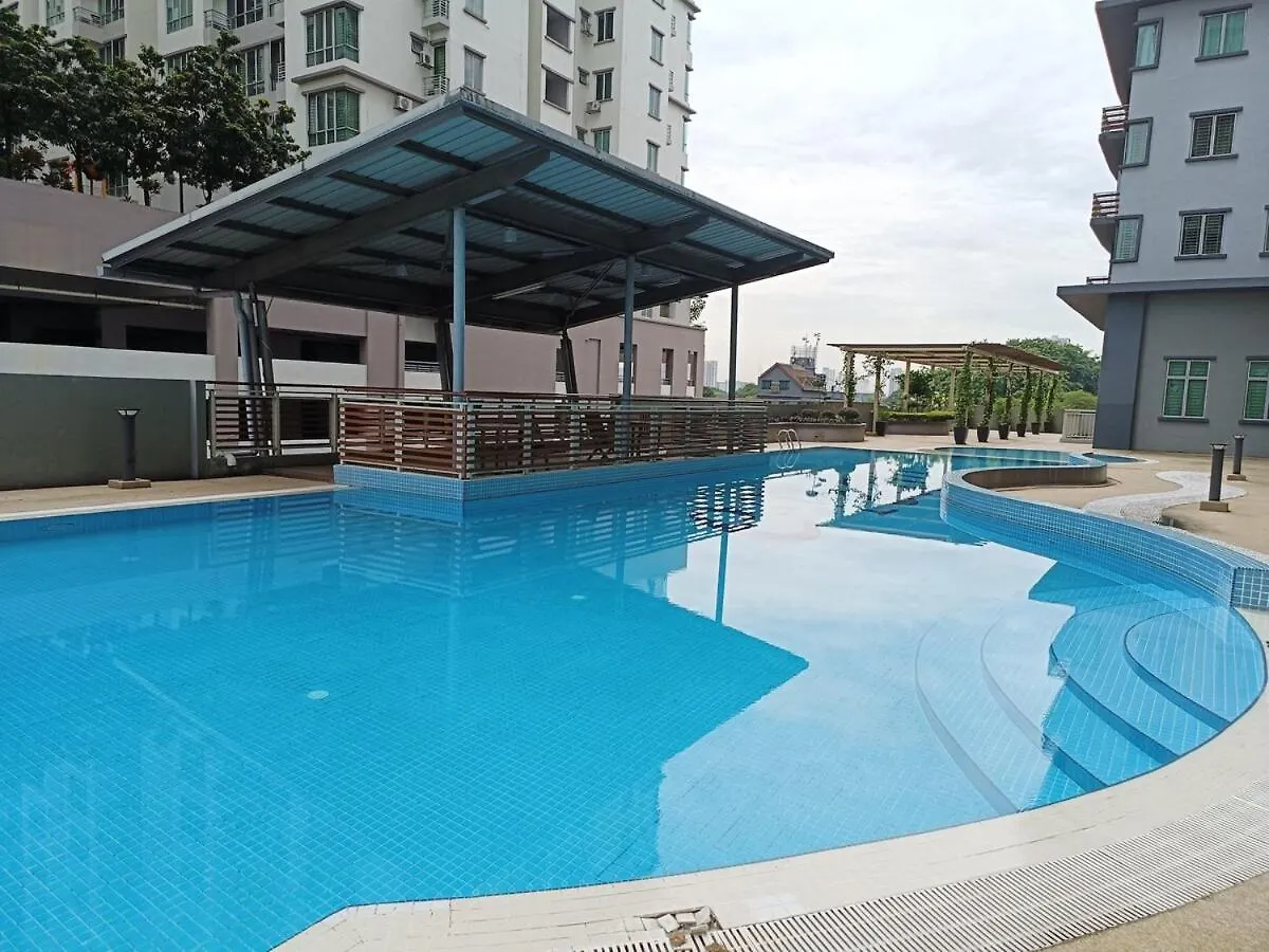 E-Tiara Apt King Size Bed 1-7Pax Lrt Ysw Homes Subang Jaya Malaysia