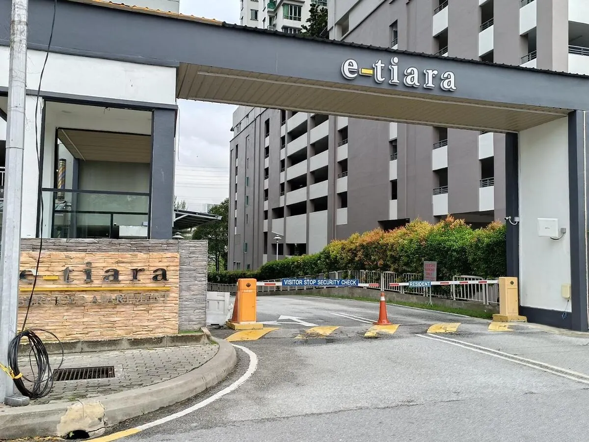 E-Tiara Apt King Size Bed 1-7Pax Lrt Ysw Homes Subang Jaya Apartment