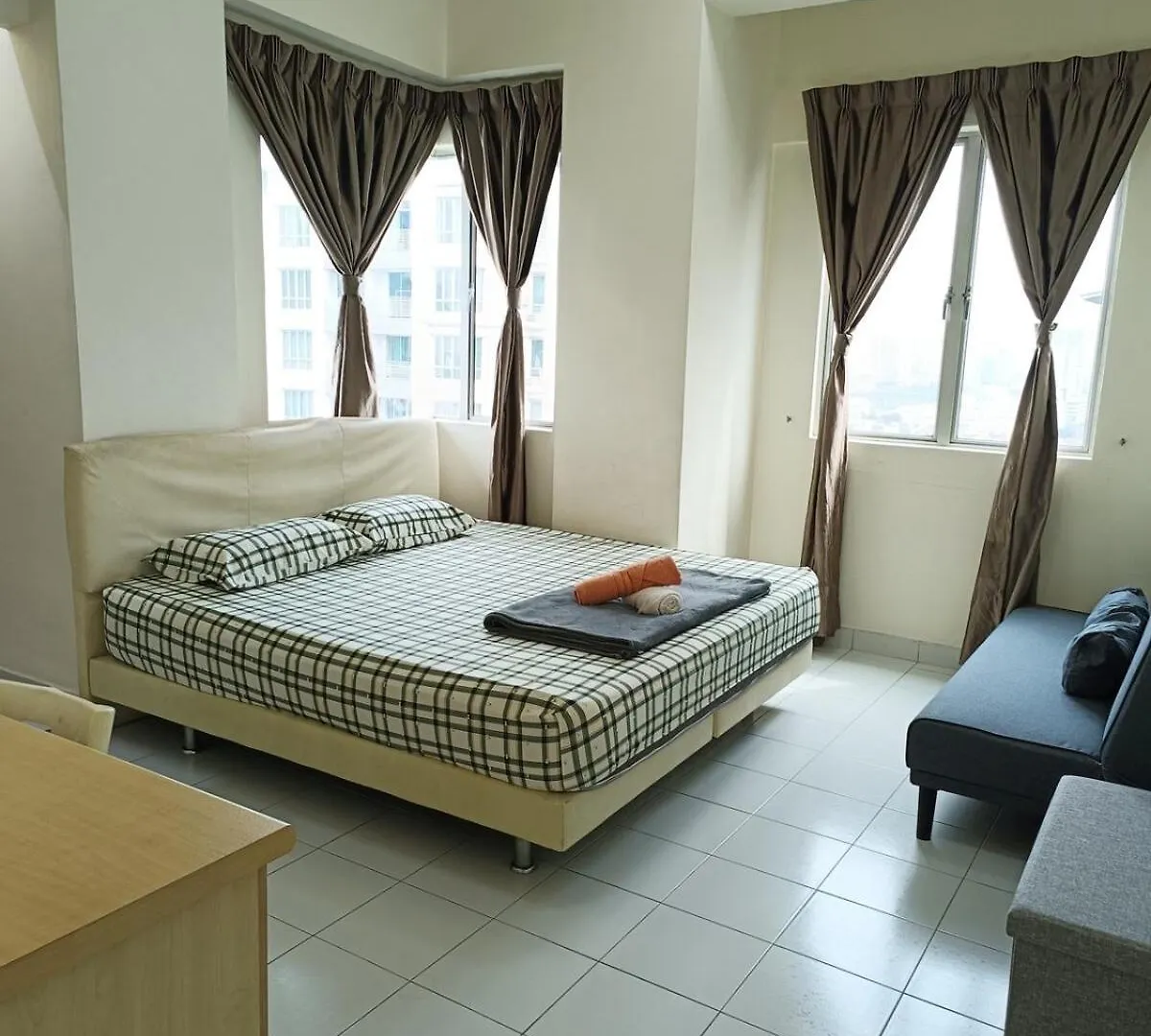 E-Tiara Apt King Size Bed 1-7Pax Lrt Ysw Homes Subang Jaya