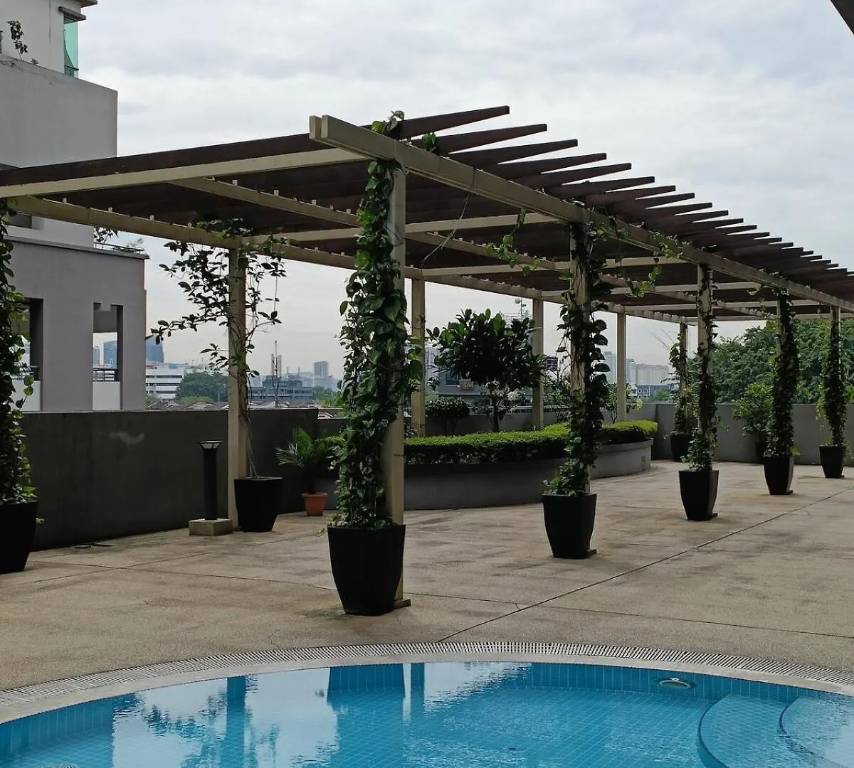 E-Tiara Apt King Size Bed 1-7Pax Lrt Ysw Homes Subang Jaya