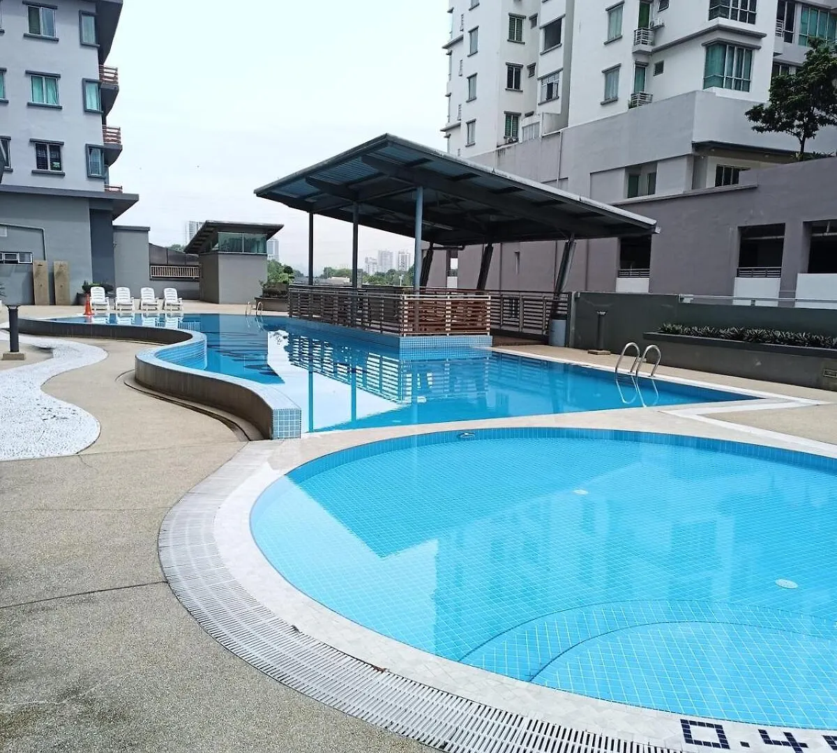 E-Tiara Apt King Size Bed 1-7Pax Lrt Ysw Homes Subang Jaya Malaysia